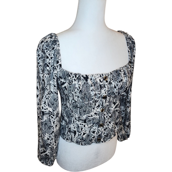 ASTR Cropped Square Neck Floral Blouse Black White Size Medium - Picture 4 of 16